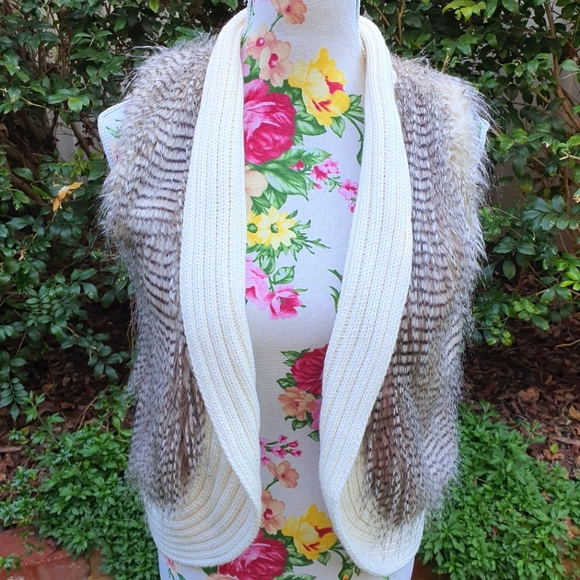 Sportsgirl Jackets & Blazers - Sportsgirl Faux Fur Knitted Vest